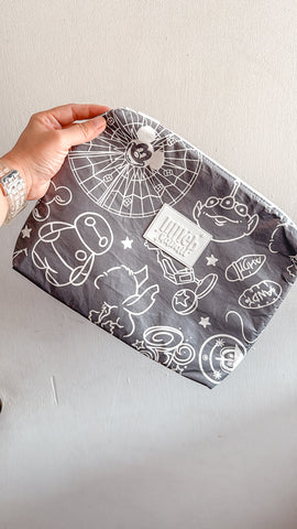 INSULATED COOLER POUCH IN GREY AND WHITE PALS