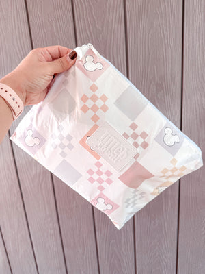 INSULATED COOLER POUCH IN PASTEL CHECKERED
