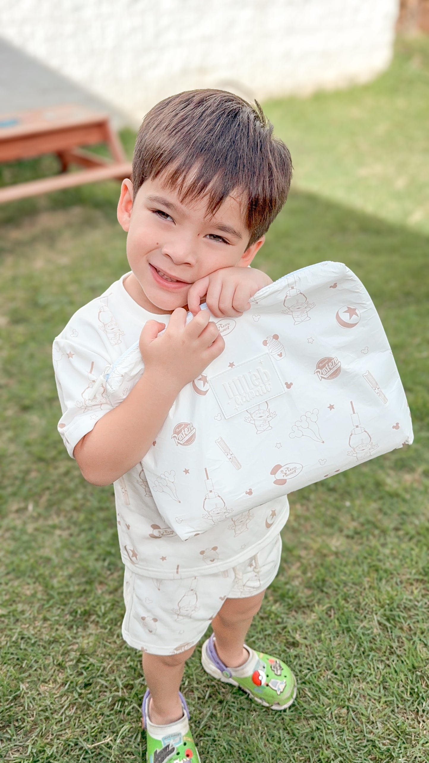 INSULATED COOLER POUCH IN NEUTRAL FAVES
